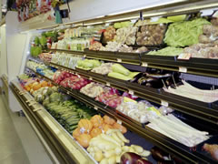Photo shows a store display case of organic produce.