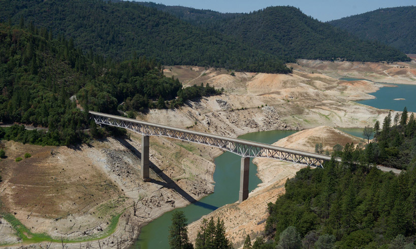 Image showing very low water levels at Lake Oroville 2015
