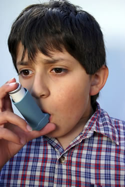 Photo of an child using an inhaler.